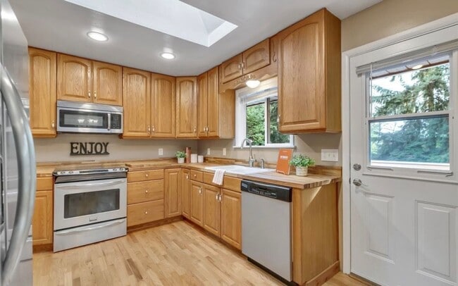 Building Photo - 4 Bedroom Kent home walking distance to lake meridian