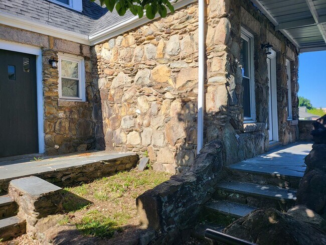 Building Photo - Newly Remodeled 3 Bedroom 2 Bath home in D...