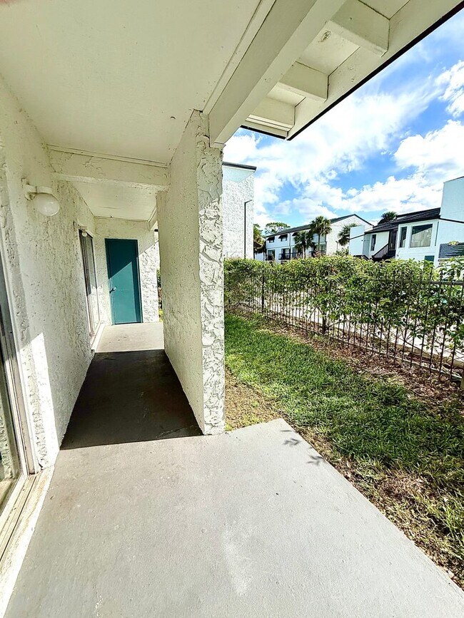 Building Photo - Avalon 2Bedrooms/1Bath Condo with front-row pool view!