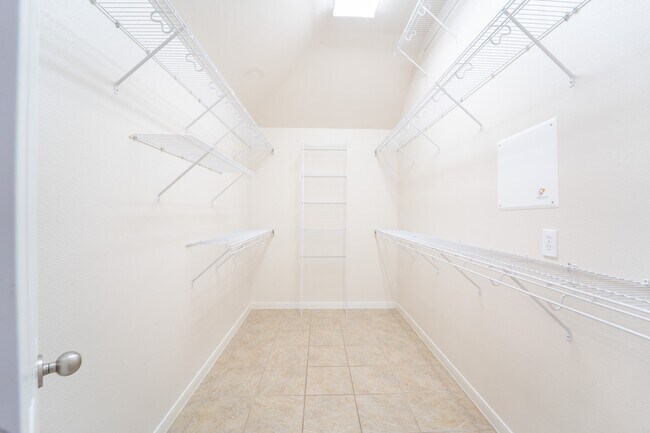 Building Photo - 2910 Sandleigh Dr