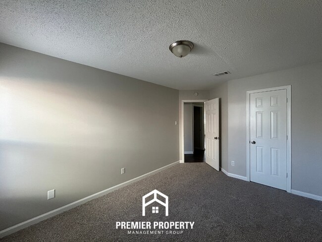 Building Photo - Spacious 3BR Memphis Home | Vaulted Ceilings, Fireplace, 2-Car Garage & Fenced Yard