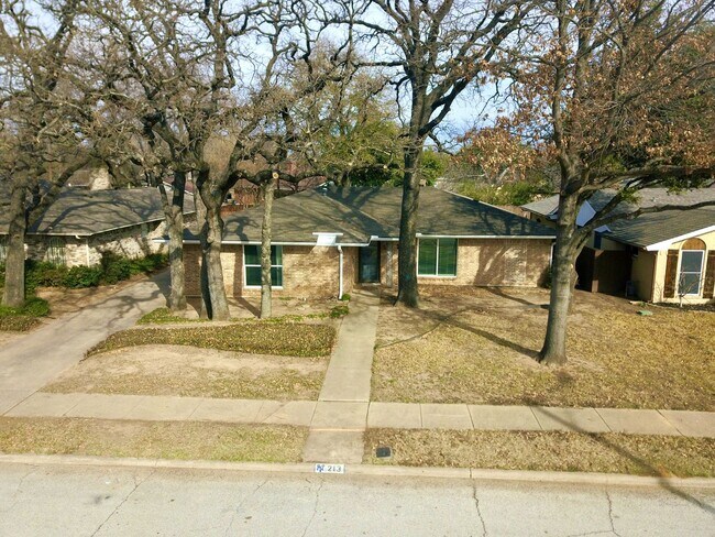 Building Photo - Beautifully remodeled 4 bedroom, 3 Bath