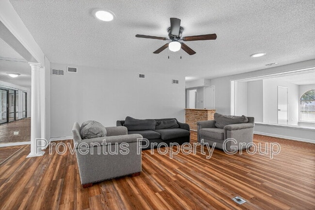 Building Photo - 8 Manor Dr