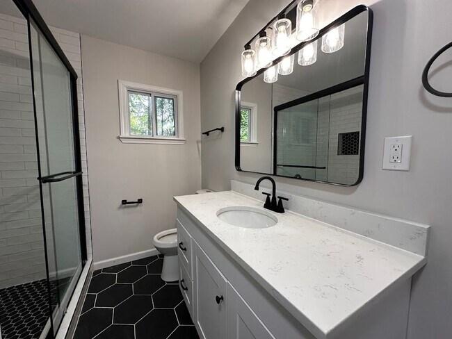 Building Photo - 3 bed 2 bath in Decatur!