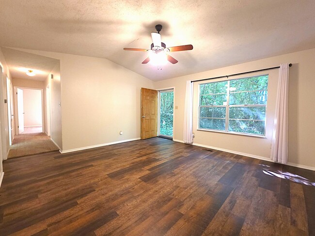 Building Photo - Welcome to this charming 3 bedroom, 2 bath...