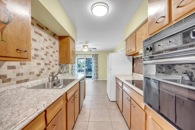 Building Photo - 515 Los Escondidos Rd