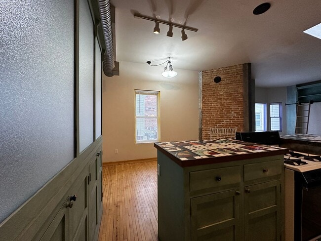 Building Photo - 123 N Broadway