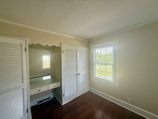 Building Photo - Three bedroom, 1 bath house in Graham