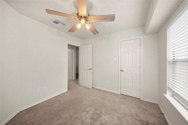 Building Photo - 25238 Finchgrove Ln