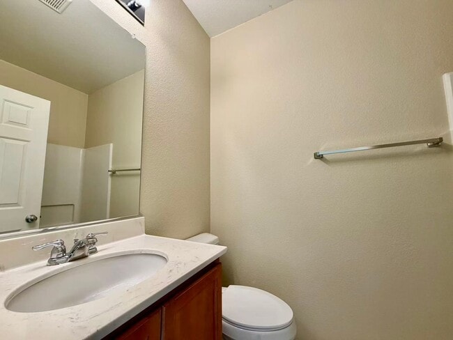 Building Photo - Beautiful 5 bedroom House