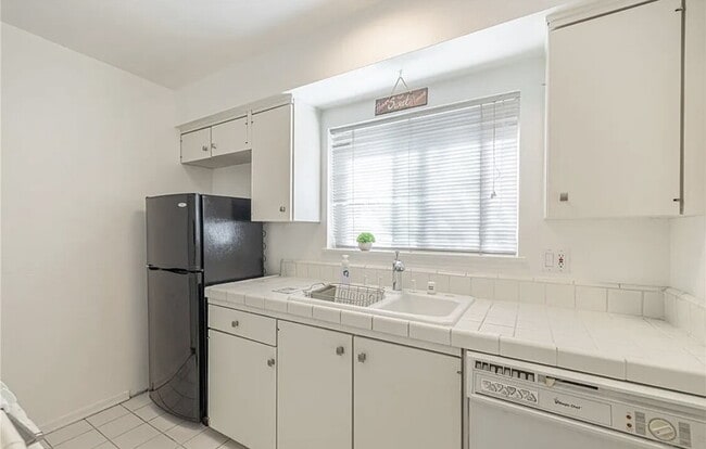 Building Photo - "Chic Woodland Hills Retreat: Spacious 1-B...