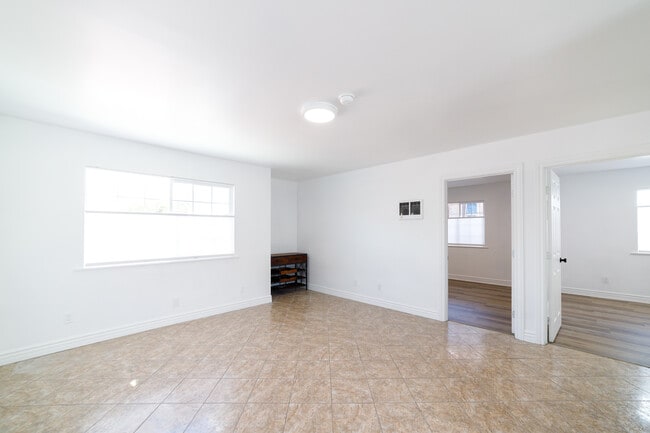 Building Photo - 2718 Alsace Ave