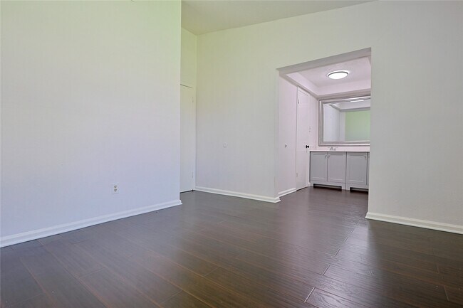 Building Photo - 9910 Kent Towne Ln