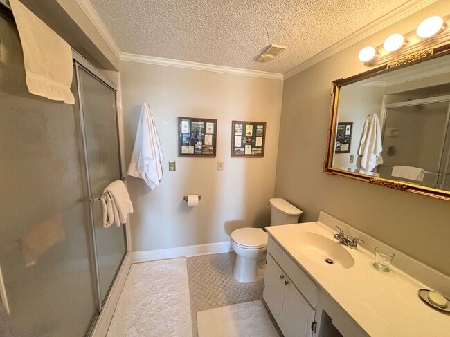 Building Photo - Luxury Living at its Finest!