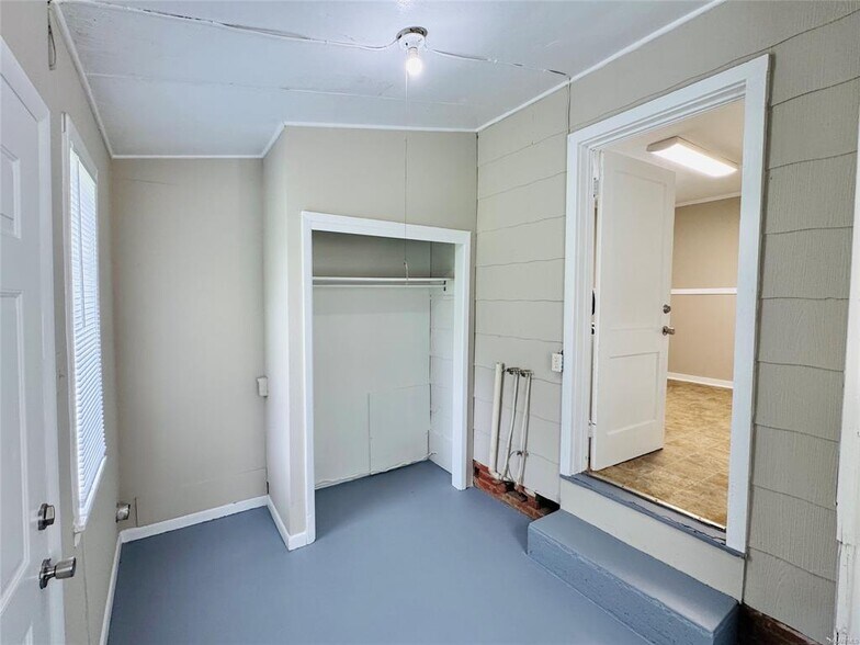 Building Photo - 2023 Windsor Ave