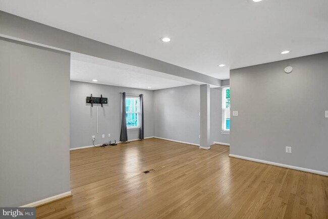 Building Photo - 6063 Hydrangea Dr