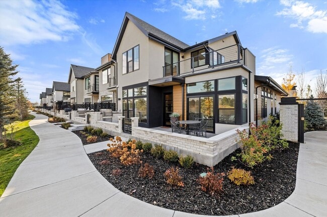 Building Photo - Waterfront End-Unit | 3 Bed | 3 Bath | 2,189 Sq. Ft. | Gated Community | Luxury Lake Living