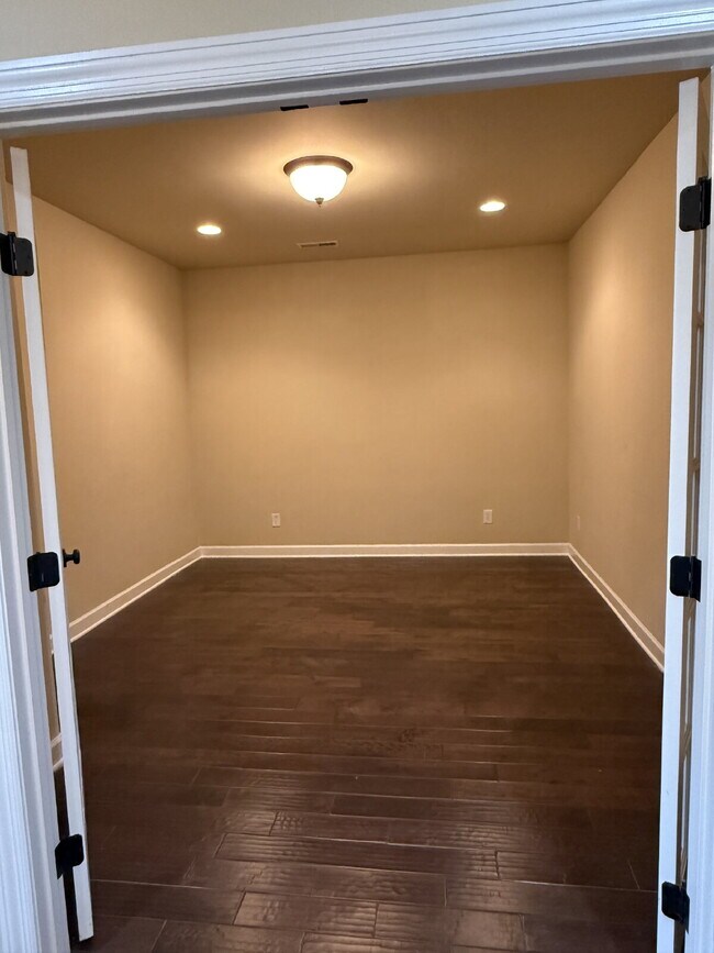 Building Photo - 1012 Scarlet Woods