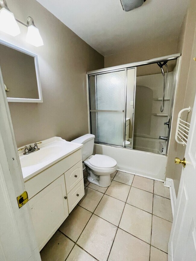 Building Photo - 1721 Middle St