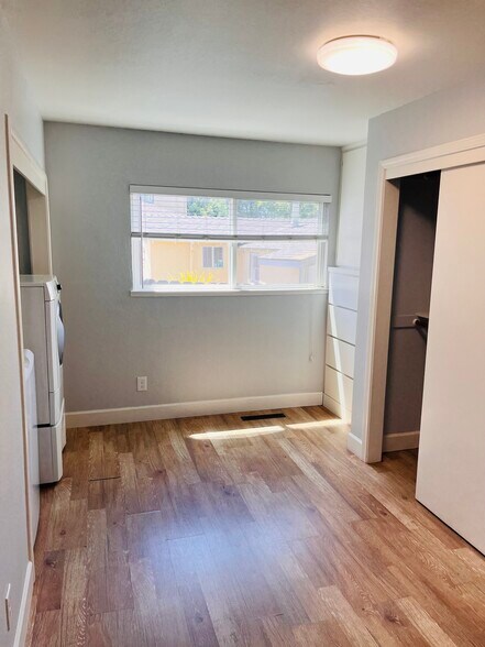Building Photo - 233 Cherry Way