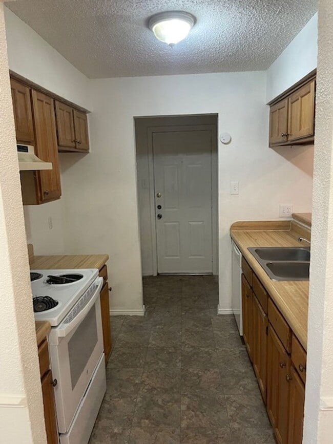 Building Photo - 716 Woodland Ct