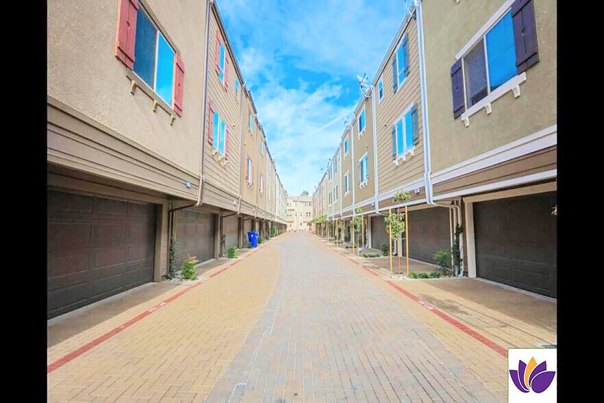 Building Photo - 7245 N Maple Rd