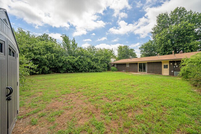 Building Photo - 1021 W Woodcrest Dr