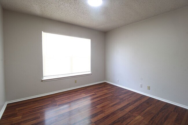 Building Photo - 5515 Kenton Bluff