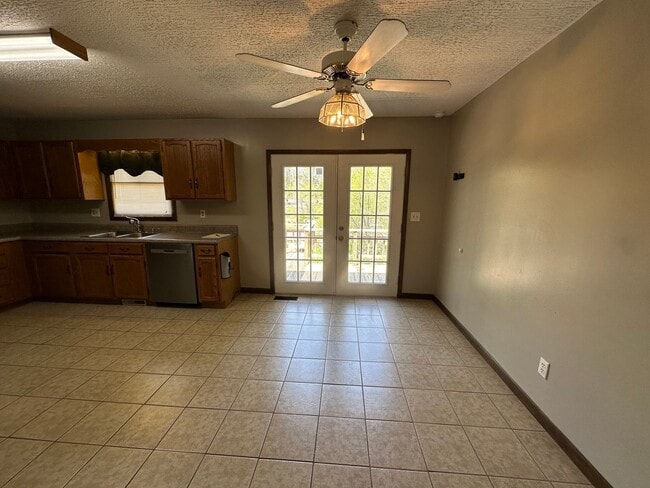 Building Photo - Charming 3 bedroom 2 bathroom home