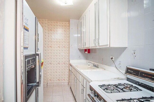 Building Photo - 464 Neptune Ave