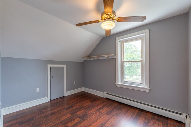 Top floor smaller bedroom - 506 Washington St