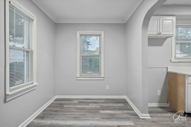 Building Photo - $1300 3 bedroom