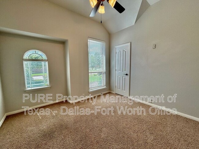 Building Photo - 511 Carnation Ln