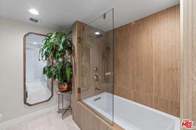 Building Photo - 13700 Marina Pointe Dr