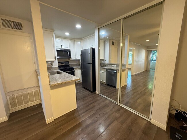 Building Photo - Modern 1-Bedroom Condo with Resort-Style A...