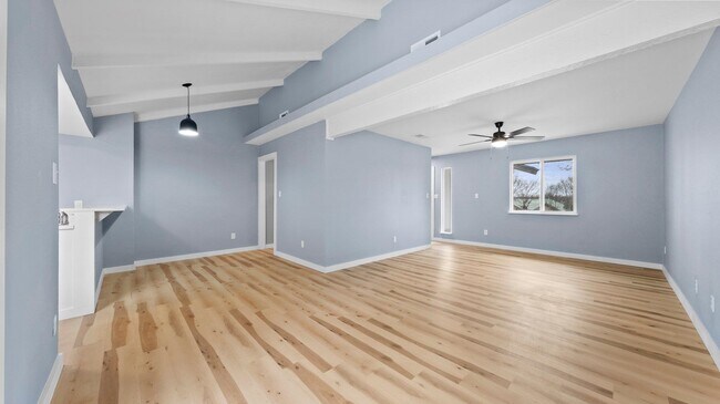 Building Photo - 1112 Village Green Dr