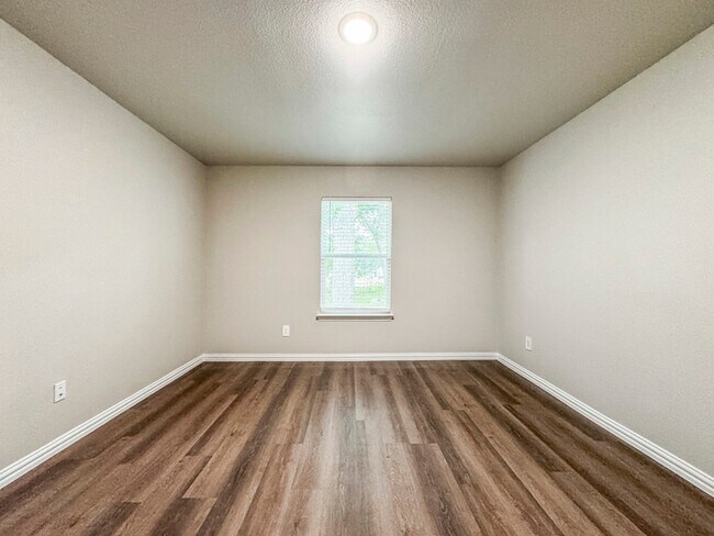 Building Photo - 2222 Echo Lake Dr