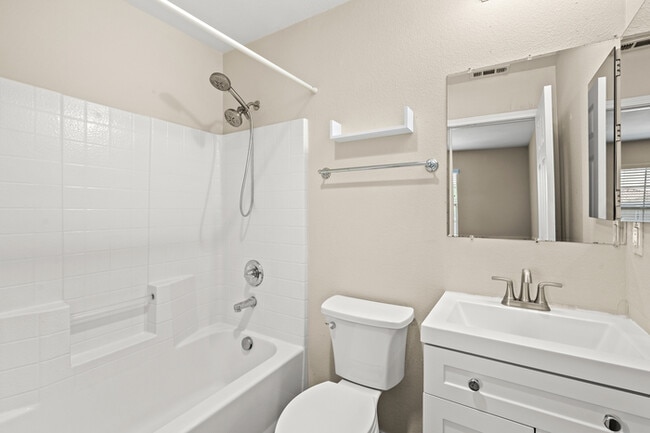 Building Photo - Ideal for Large Families – 6BR/4BA Eastval...