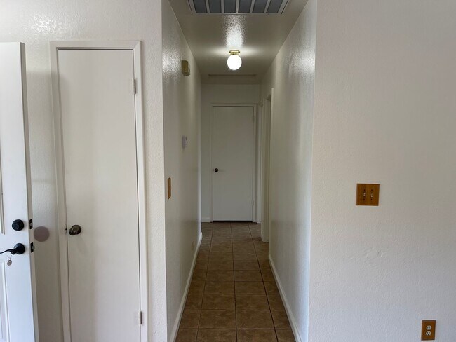 Building Photo - Fresh & Clean 3br with views