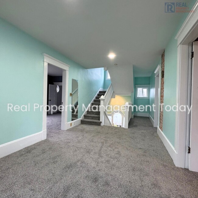 Building Photo - Charming 5 Bedroom Home In Tacoma!