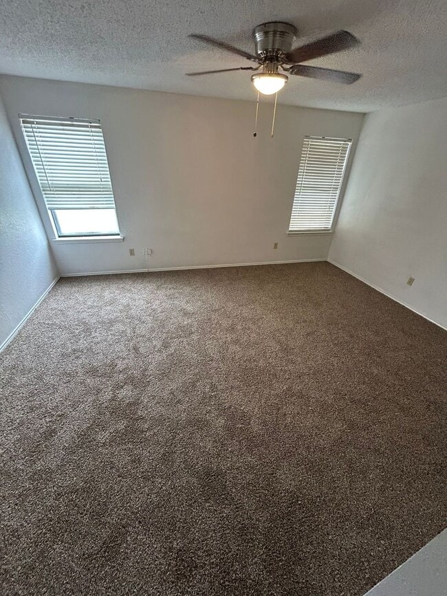 Building Photo - 1305 White Lake Dr