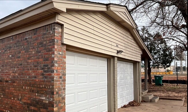 Building Photo - 3 bedroom 2 bath - SE 70th and I-35