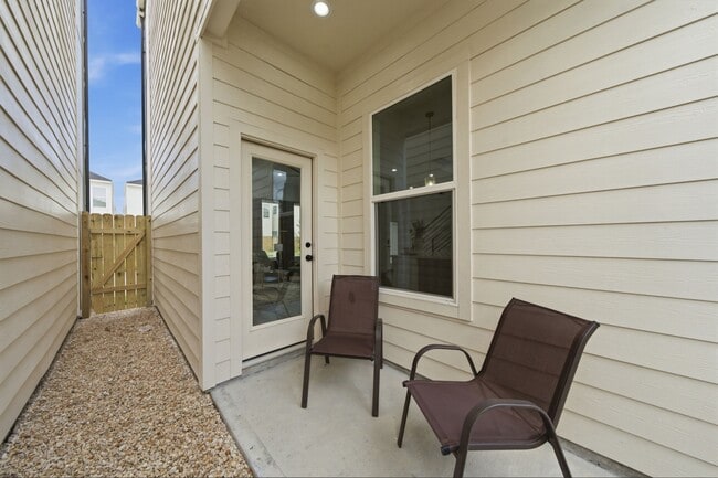 Building Photo - 8910 Knoll Leaf Dr