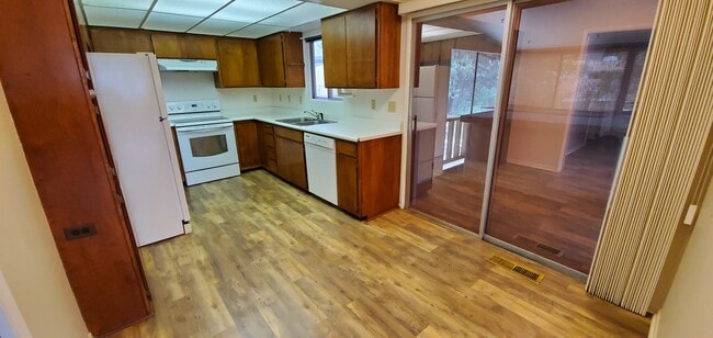 Building Photo - 770 Eastwood Dr