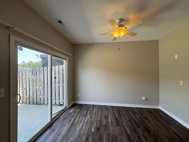 Building Photo - 3 Bedroom Townhome