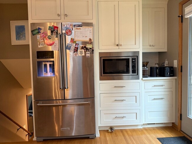 Building Photo - Beautiful 4-Bedroom, 2-Bathroom Home in Ed...