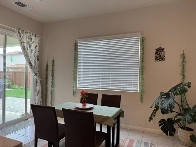 Building Photo - Beautiful Springlake Home with Solar and S...