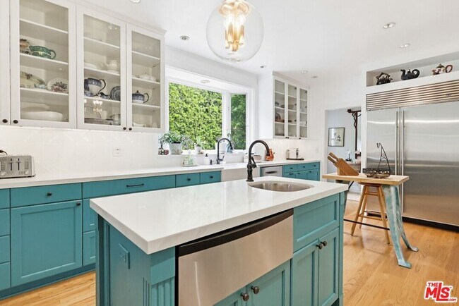 Building Photo - 516 S Rimpau Blvd