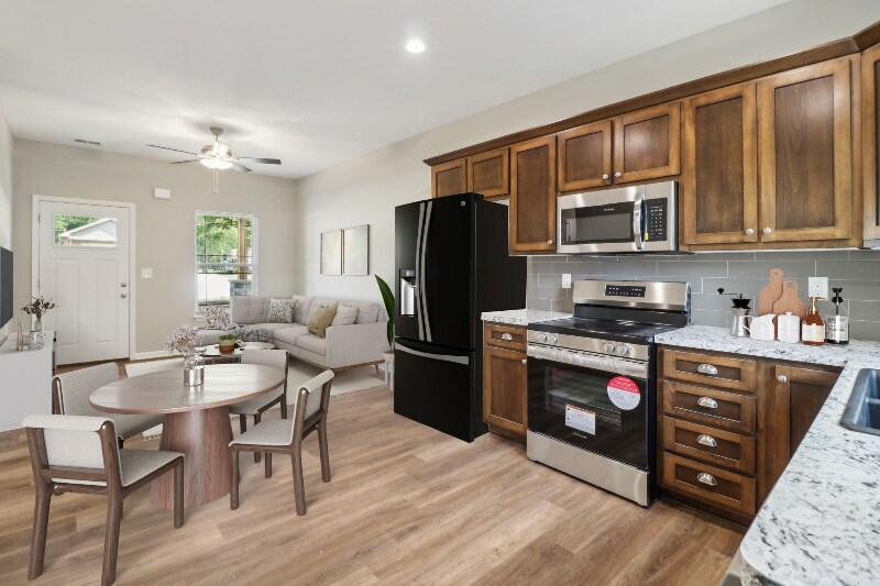 Building Photo - 842 E 8th St