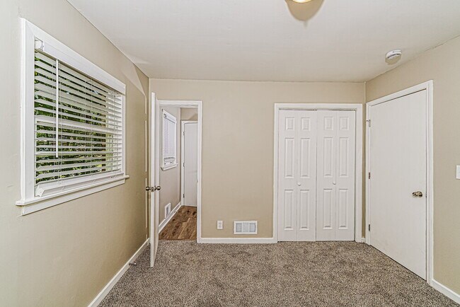 Building Photo - 1716 2nd St NE